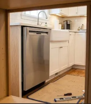 Licensed plumber performing Dishwasher Installation Montreal